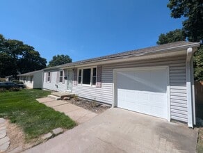 Building Photo - 3209 Messanie St