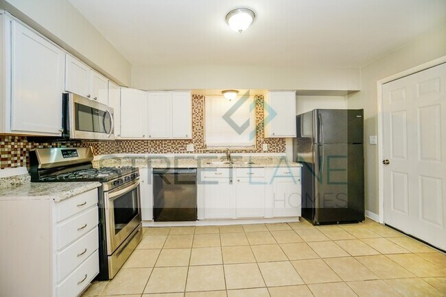 Building Photo - REDUCED!