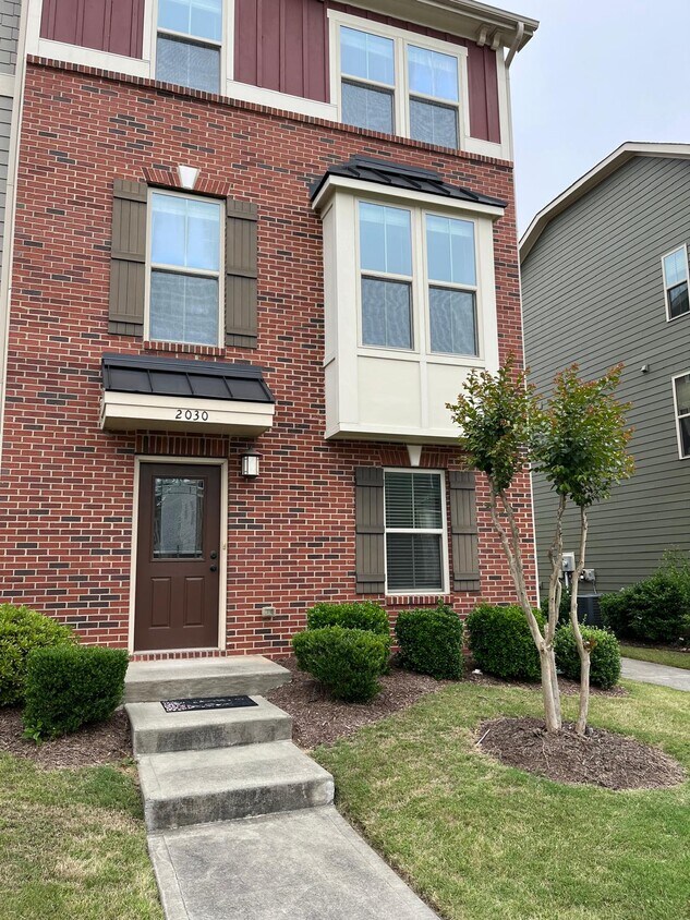 Foto principal - 2030 Old Chapman Dr