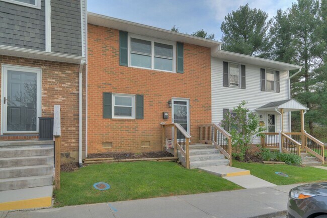 Building Photo - 303 Fairfax Road | 3 Bed Townhome | Availa...