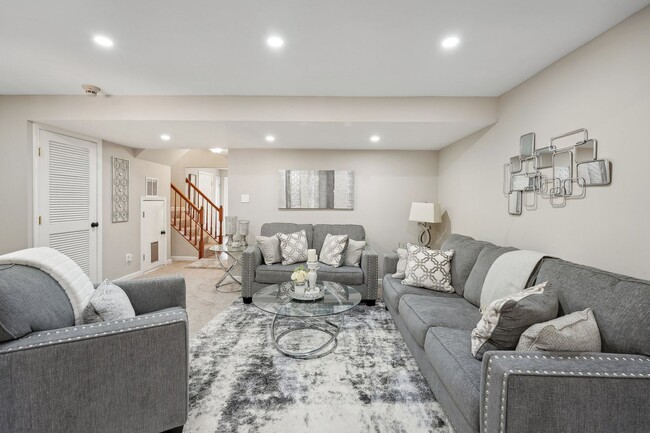 Building Photo - Stunning 3-Level Brick Front Townhome in S...