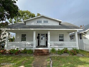 Building Photo - 320 18th Ave