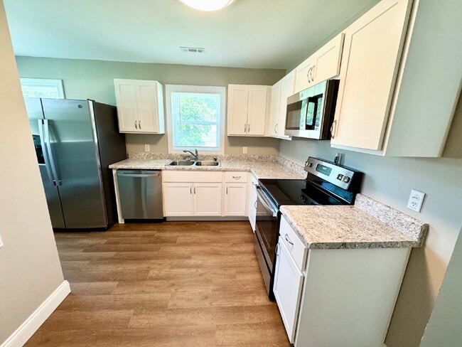 Building Photo - Remodeled Townhome Minutes from Downtown S...