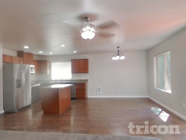 Building Photo - 1924 Kelowna Place Southest