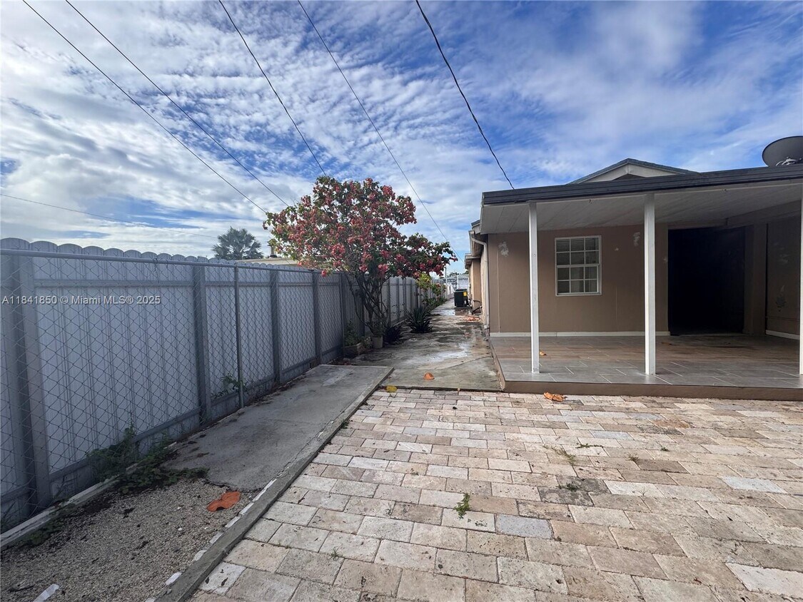 Foto principal - 541 E 38th St