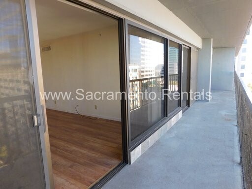 Foto del edificio - Spacious Updated 2bd/2ba Downtown Condo - Great Location!