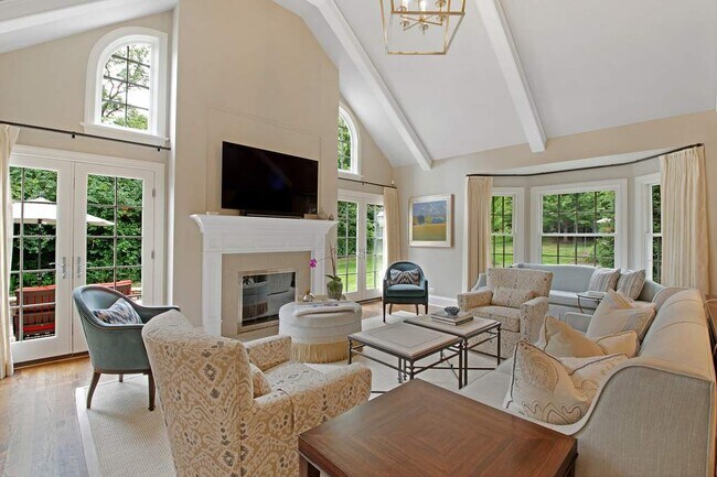 Building Photo - 572 Greenway Dr