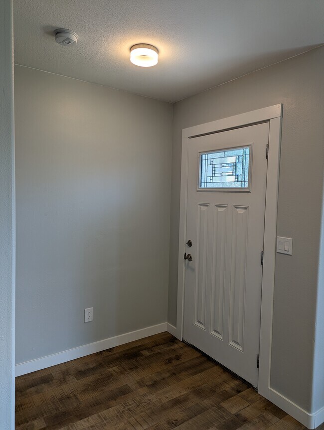 Entrada - 353 E St