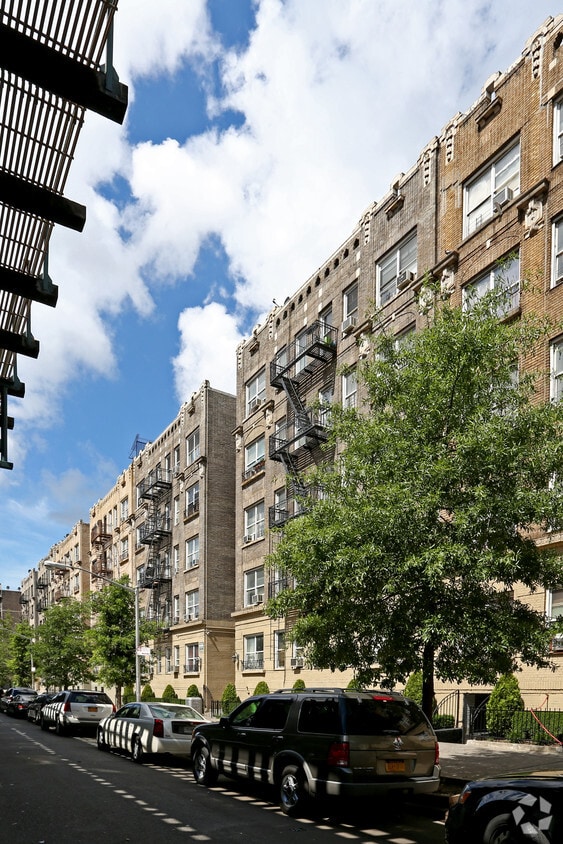 Foto del edificio - 192-198 Nagle Ave