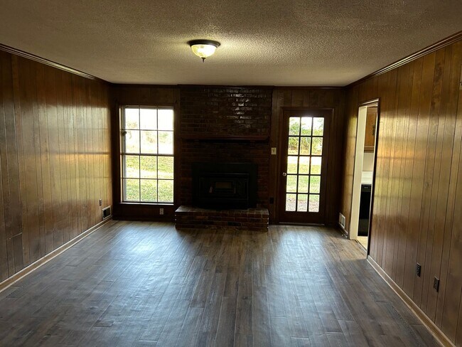 Building Photo - 842 Farmington Dr N