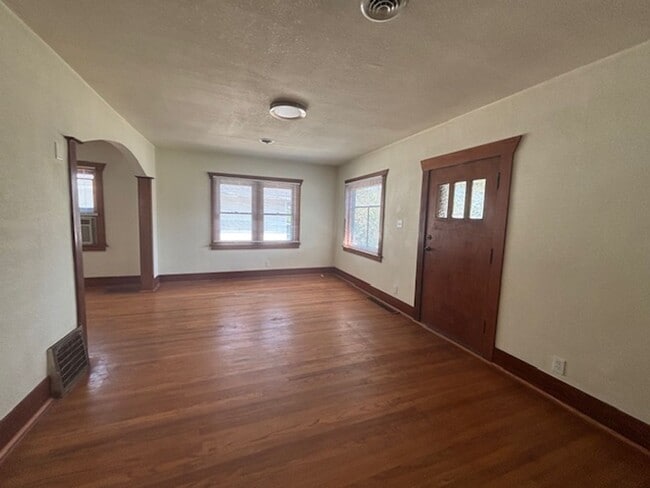 Building Photo - 104 E Pershing Blvd