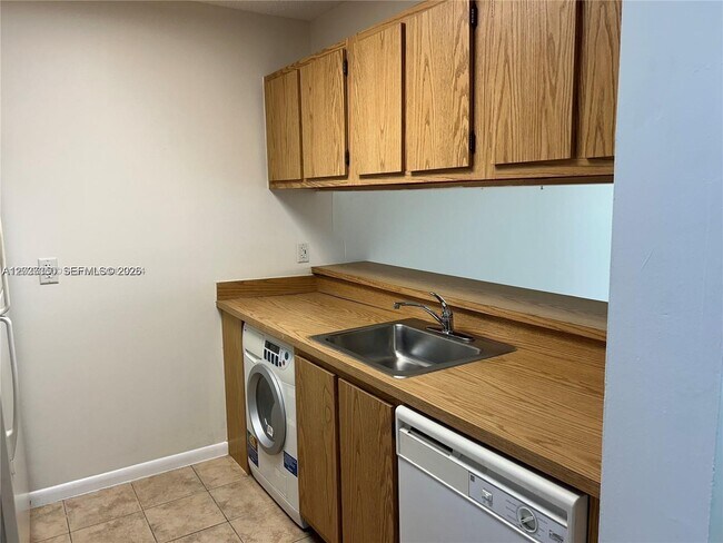 Foto del edificio - 8600 N Sherman Cir