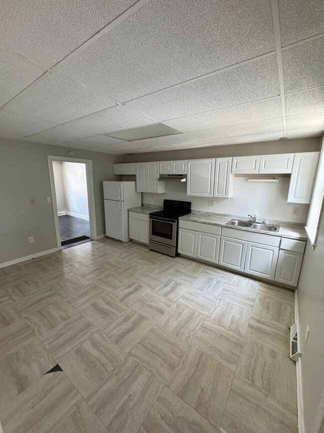 Building Photo - Spacious 2 Bedroom Home Located in York Ci...