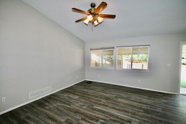 Foto del edificio - Beautiful 4 Bedroom Ranch Style Home Avail...