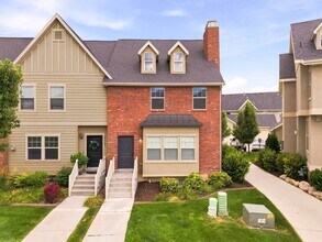Building Photo - 2071 W Crescent Row