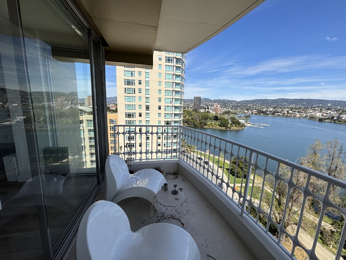 Primary Photo - "Chic Lakeside Condo Retreat: 2-Bed, 1.5-B...