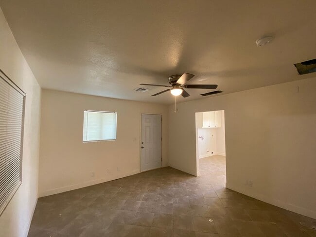 Building Photo - Cozy 2 Bedroom!