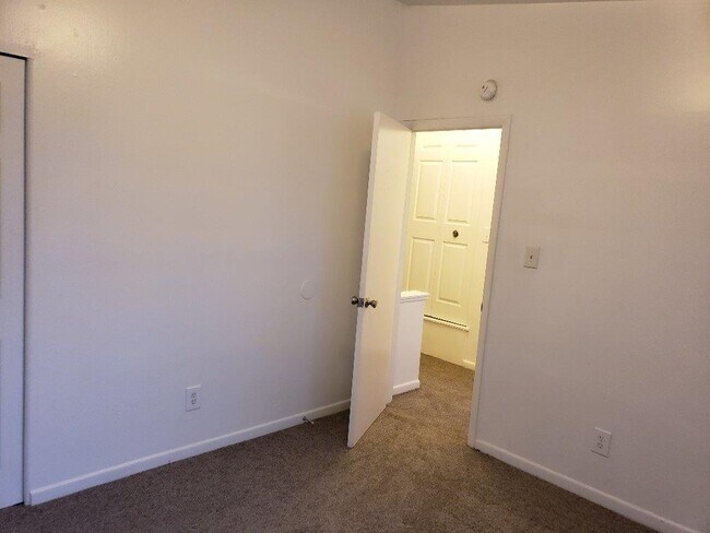 Foto del edificio - 1468 Village Ln