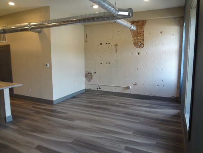 Foto del edificio - 315 E Main St