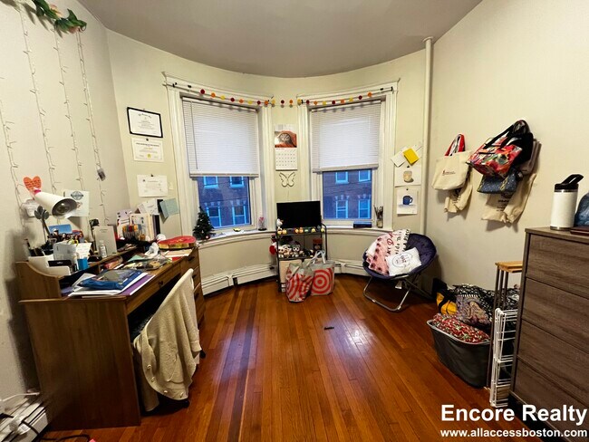 Foto del edificio - 208 Winthrop Rd