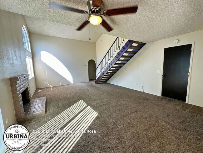 Building Photo - Spacious 3-Bedroom End Unit in Prime Santa...