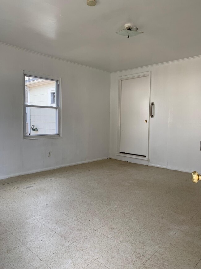 Building Photo - 606 Maple St
