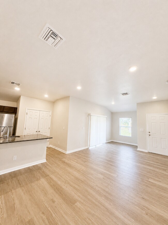 Foto del edificio - Modern Duplex Available Now