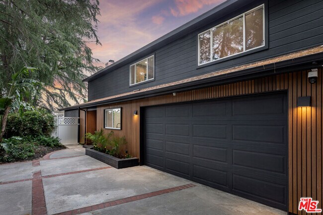Building Photo - 6050 Sadring Ave