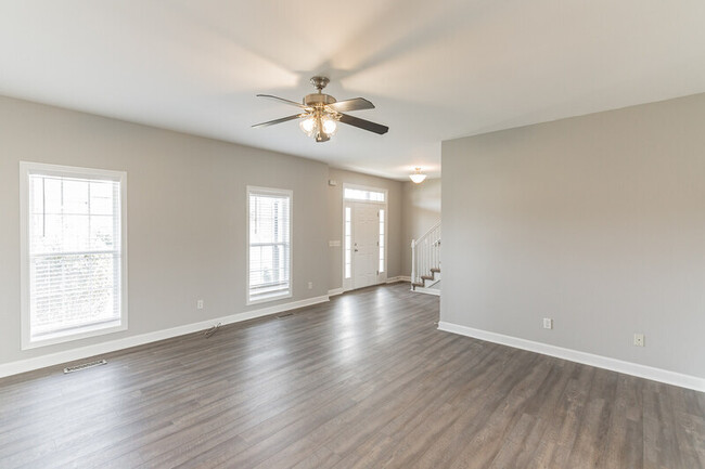 Building Photo - 302 12 Oaks Ln