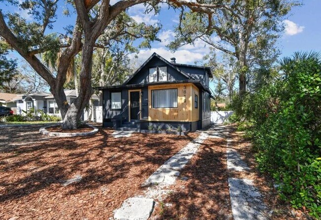 Foto del edificio - Housing Voucher Accepted: Charming 4-Bedroom Home in Saint Petersburg