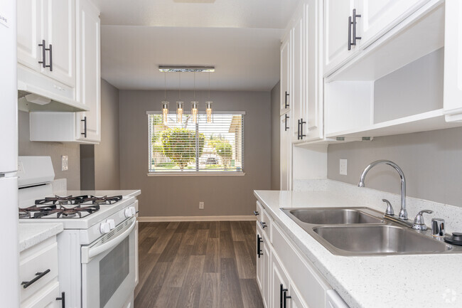 3HAB, 2BA - 1080SF - Cocina y comedor - Glenbrook Terrace Apartments