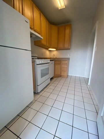 Kitchen - 2461 N Clark St