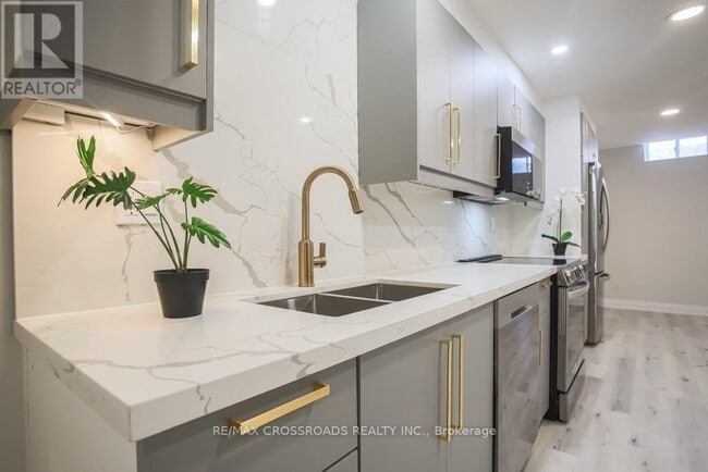 Building Photo - 87 Woodriver St