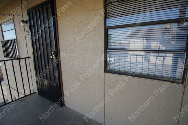 Building Photo - 1 Month Free Rent! Cozy 2 Bedroom Apartment