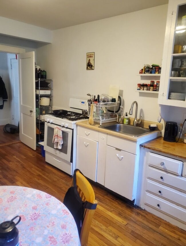 Building Photo - JP Two-Bedroom Quiet cul-de-sac off-Centre