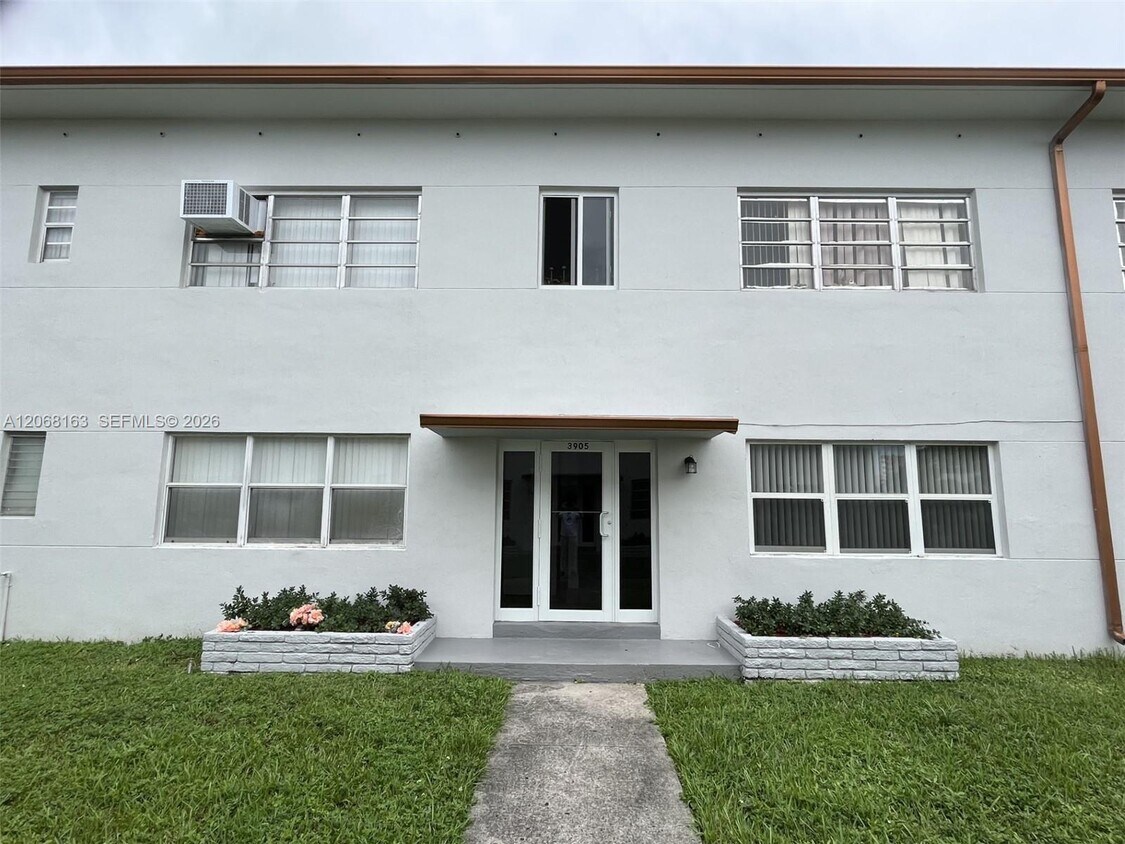 Foto del edificio - 3911 W Flagler St