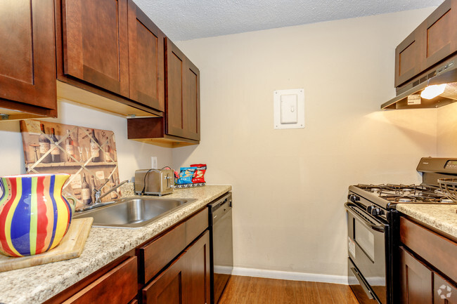 2BR, 1BA - 902 SF - Hudson Pointe