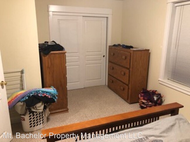 Building Photo - 2 br, 1 bath House - 437 NE Irving #1