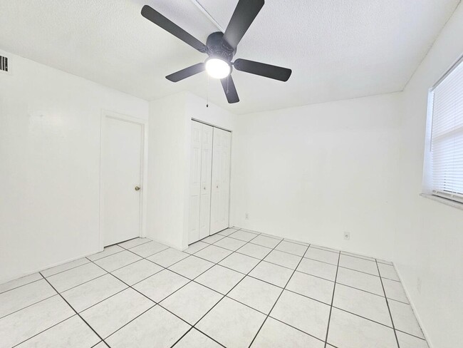 Building Photo - 7960 Colony Cir N