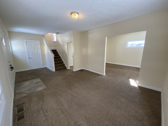 Building Photo - Renovated 3 Bed 1 Bath House for Rent on S...
