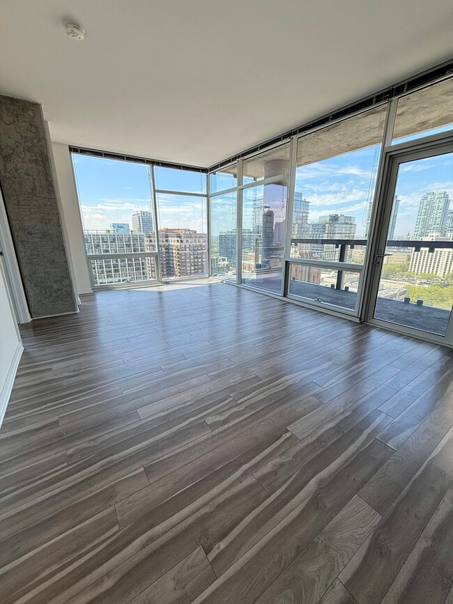 Building Photo - 855 N La Salle Dr