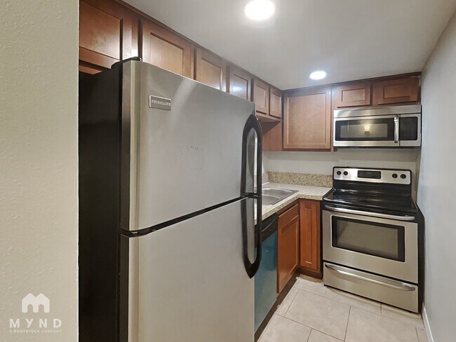 Building Photo - 7161 E Bank Dr