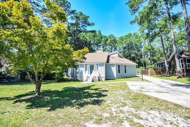 Building Photo - 3 bedroom 3 Bathroom with Pool