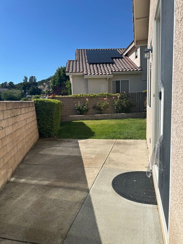 Foto del edificio - Beautiful home in gated golf course community