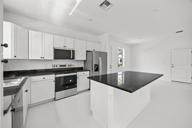 Foto del edificio - 4520 Longwood Lk Sq