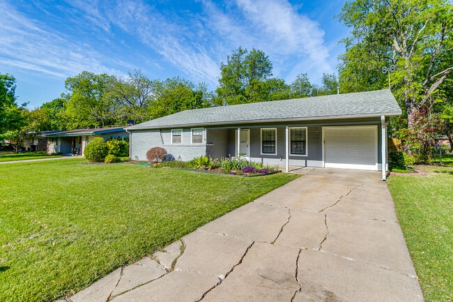 Building Photo - 1104 Sproles Dr