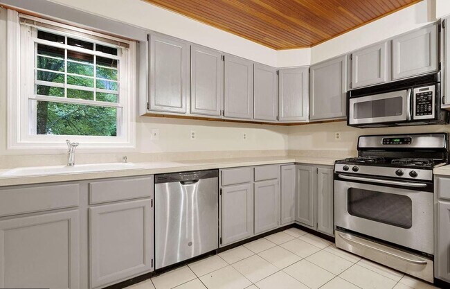 Building Photo - 7824 Ridgewood Dr