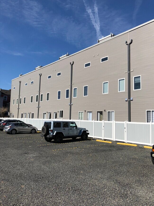 Building Photo - 1523 N Mascher St