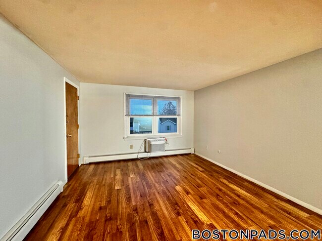 Foto del edificio - 695 N Main St