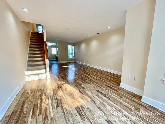 Building Photo - 2025 Flagler Pl NW